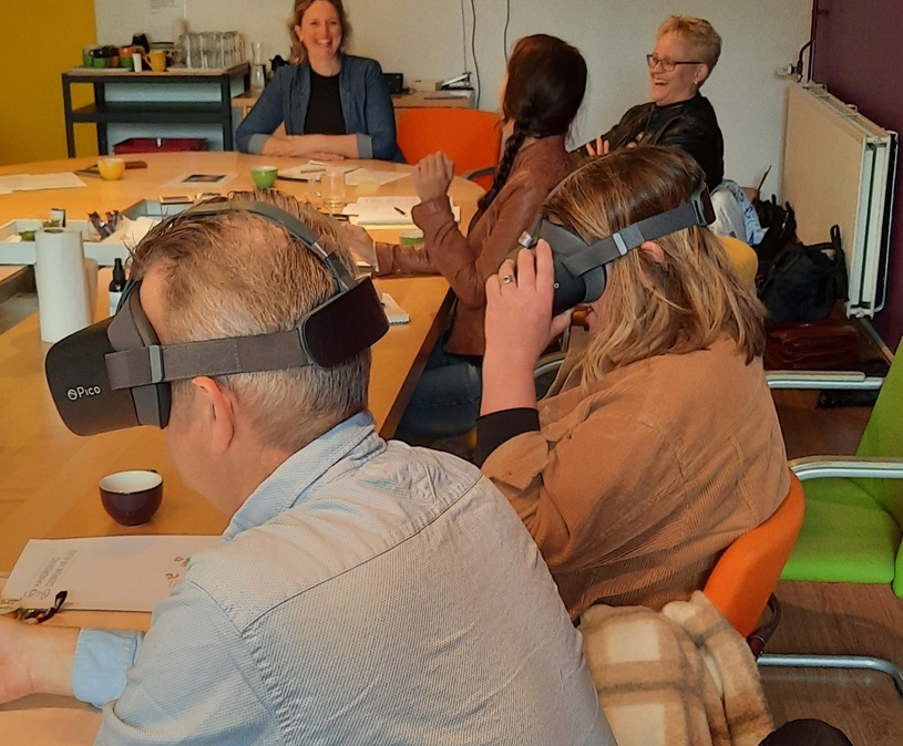 Pleegouders met VR brillen op testen de VR film